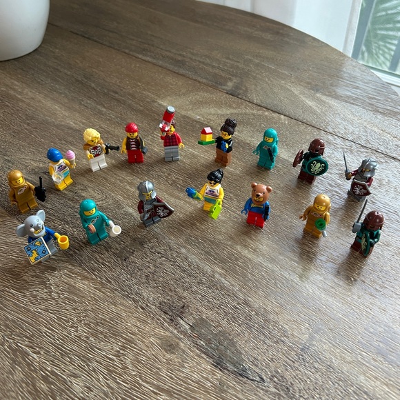 LEGO Minifigures Set of 16 - Picture 2 of 7